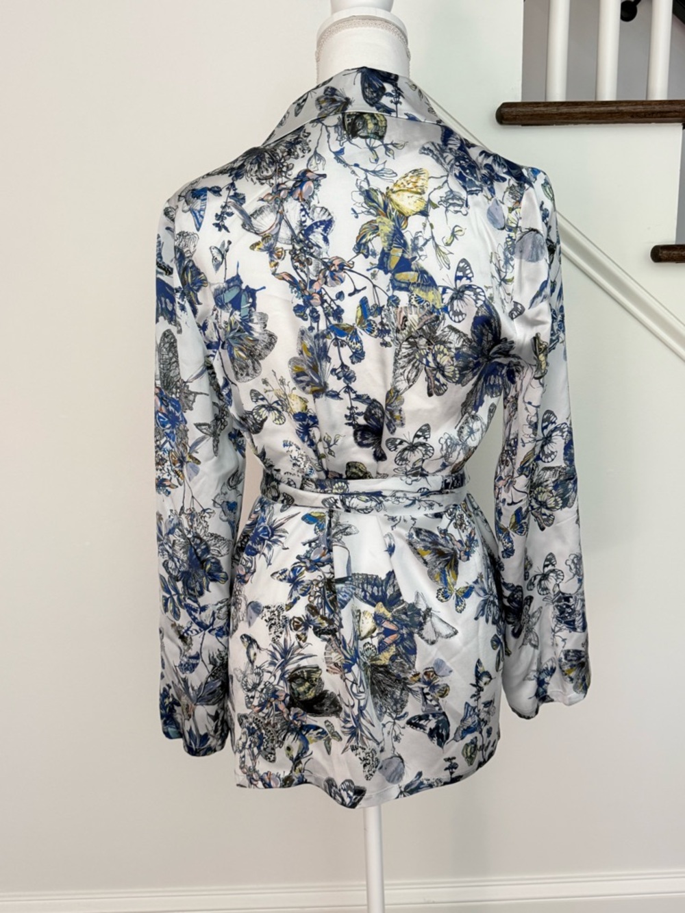 L'AGENCE Ciara Silk Butterfly Robe Jacket Top -size small - Picture 8 of 13